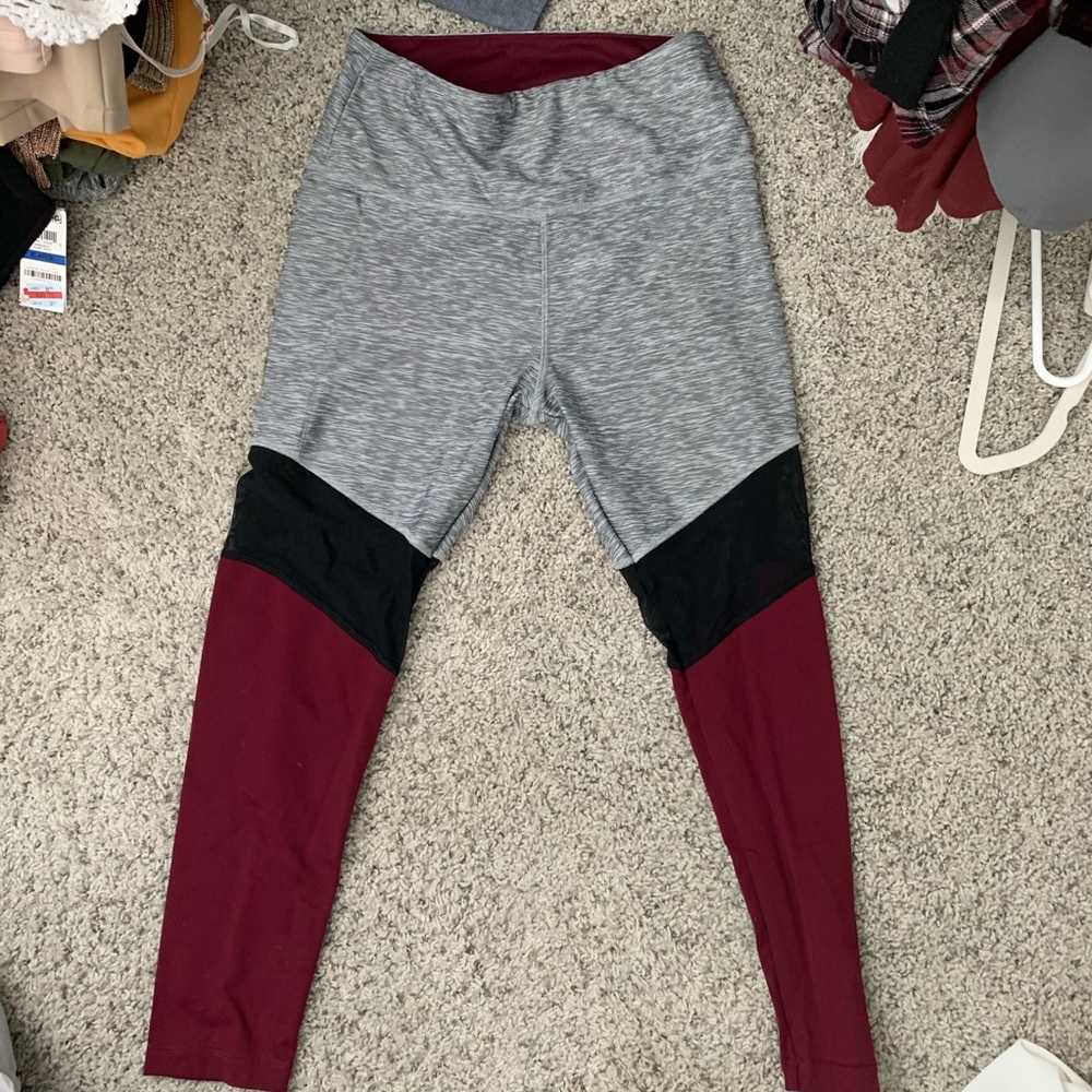 VICTORIA SECRET CROPPED LEGGINGS